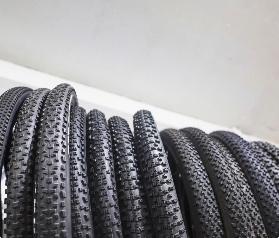 Jak spuścić powietrze z opony rowerowej?